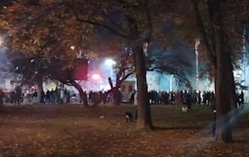Blokaderi napravili haos ispred Skupštine: Bacali topovske udare, baklje, kamenice