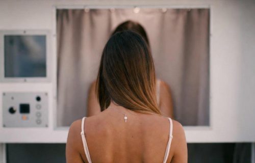 Neuspela slika žene za pasoš postala viralni hit: Ljudi se valjaju od smeha kada vide rezultat (FOTO)
