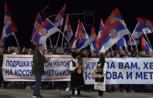 Srbi koji pešače sa KiM zapalili sveće i odali poštu nastradalima u Novom Sadu
