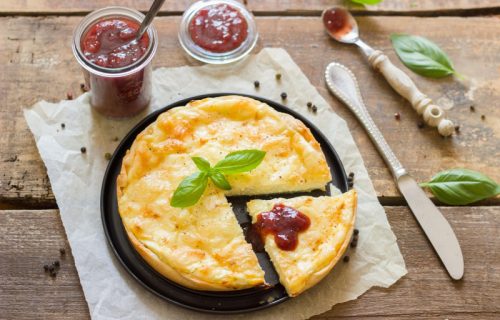 Jelo koje miriše na jesen: Tart sa kruškama i gorgonzolom, savršen spoj za neobični ukus (RECEPT)