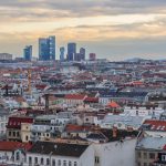 Pljusak para: Influenser bacao novčanice u vrednosti 10.000 evra sa zgrade (VIDEO)
