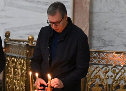 Vučić uputio poruku povodom godišnjice tragedije: "Neka nas tuga porodica ujedini, a ne razdvaja"