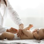 Apsurdno uputsvo roditeljima bebe: Tražite pristanak od deteta za menjanje pelena