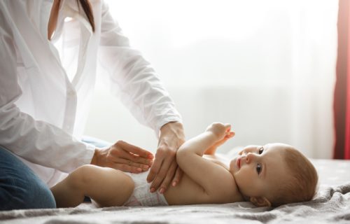 Apsurdno uputsvo roditeljima bebe: Tražite pristanak od deteta za menjanje pelena