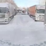 Zarobljeni u koloni od 85 km, na minus 18: Neverovatne scene kolapsa u Sibiru (VIDEO)
