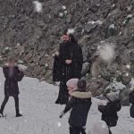 Predivna scena iz Manasije: Mališani sa grudvama okružili monaha, on se smeje i igra kao dete (VIDEO)