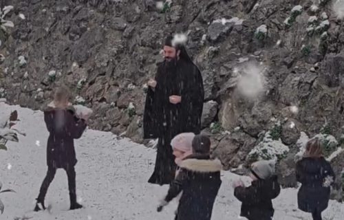 Predivna scena iz Manasije: Mališani sa grudvama okružili monaha, on se smeje i igra kao dete (VIDEO)