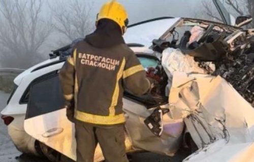 Poginuli muškarac i žena: Prve fotografije sa mesta nesreće na auto-putu ka Nišu, vozilo smrskano