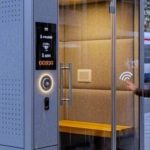 Pet minuta za meditaciju: Izolovane transparentne kabine,usred prometnih ulica