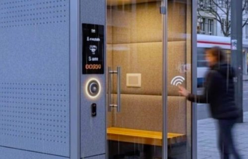 Pet minuta za meditaciju: Izolovane transparentne kabine,usred prometnih ulica
