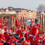 Parada na vodi u Veneciji: Stotine veslača gondola u kostimima Deda Mraza (VIDEO)