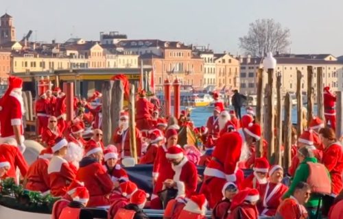 Parada na vodi u Veneciji: Stotine veslača gondola u kostimima Deda Mraza (VIDEO)