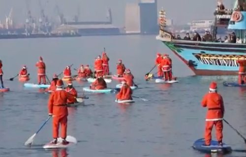 Deda Mrazovi na SUP daskama, veslaju po moru: Nije filmska scena (VIDEO)