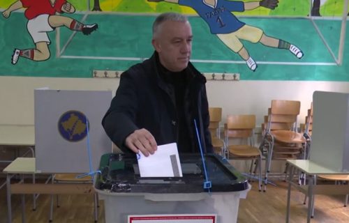 Zlatan Elek glasao u Severnoj Mitrovici: Pozvao sugrađane da u što većem broju izađu danas na birališta
