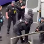 Kako je "pao" napadač sa aerodroma Hitrou: Policija ga privodi nakon što je smestio više osoba u bolnicu