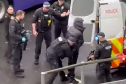 Kako je "pao" napadač sa aerodroma Hitrou: Policija ga privodi nakon što je smestio više osoba u bolnicu
