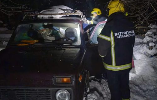 Porodica se zaglavila u snegu u okolini Kladova: Vatrogasci-spasioci intervenisali, u terencu bilo i dete