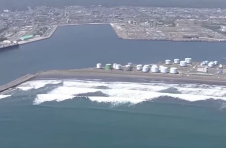 Dramatična potraga u Japanu: Talasi odneli četvoricu učenika sa stena, za trojicom se i dalje traga