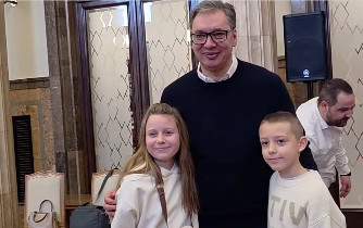 Želim da se radujete: Vučić uručio novogodišnje paketiće deci zaposlenih u svom kabinetu (VIDEO)