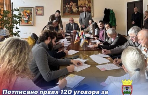 Opština Čukarica potpisala 120 ugovora sa privrednicima, preko 3.000 građana već apliciralo za "Čukaričku karticu'" (FOTO)