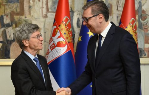 Predsednik Vučić: "Izuzetna mi je čast što sam imao priliku da razmenim mišljenja sa Džefrijem Saksom"