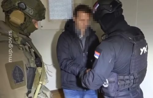 Pogledajte akciju policije: Srbiji izručen muškarac osumnjičen za teško ubistvo u Atini (VIDEO)
