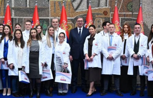 Vučić najboljim diplomcima medicinske struke: "Čuvajte svoje pacijente, štitite i branite Srbiju"