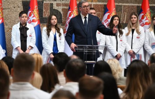Dobili smo više od broja zaposlenih: Vučić dodelio ugovore o radu najboljim diplomcima medicinske struke