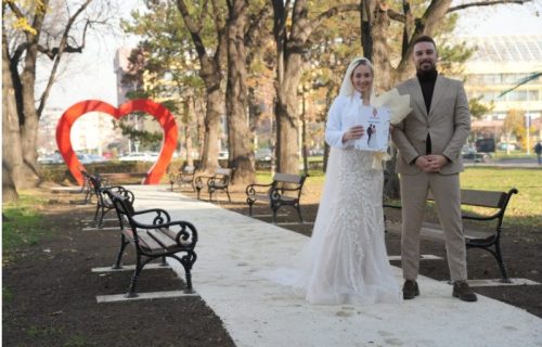 "Staza ljubavi" duga 29 metara za mladence ispred Opštine Novi Beograd