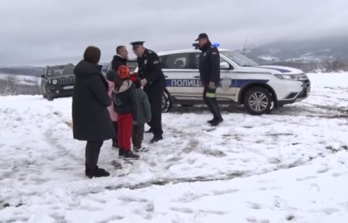 Mali junaci svakog jutra prkose tvrdoglavoj zimi: Policajci obradovali paketićima troje đaka iz Tovrljana