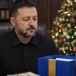 Šok video ruske ambasade: Putin u ulozi Deda Mraza, prestravljeni Zelenski saznaje šta mu je poklonio