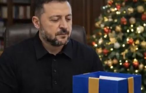 Šok video ruske ambasade: Putin u ulozi Deda Mraza, prestravljeni Zelenski saznaje šta mu je poklonio