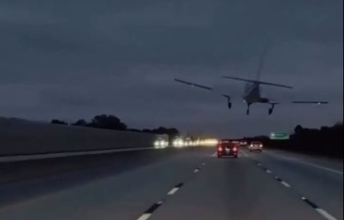 Snimljen stravičan udes: Avio se srušio pravo na auto, čudom svi preživeli (VIDEO)