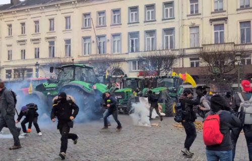 Vatra, petarde i top sa balegom na ulicama Brisela: Poljoprivrednici se sukobili sa policijom (VIDEO)