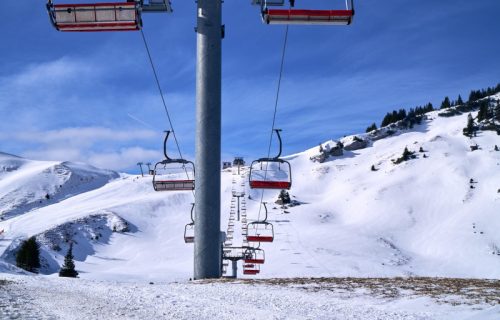 Tragedija u Crnoj Gori: Jedna osoba poginula, a druga povređena nakon pada iz korpe ski-lifta