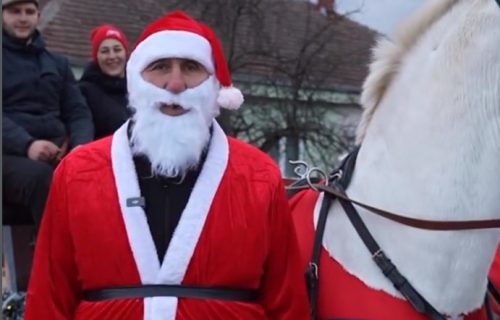 Deda Mraz sa "irvasima" delio paketiće po Kruševcu: Snimak deke Milovana oduševio Srbiju (VIDEO)