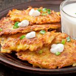 Hrskave palačinke od krompira koje se lako spremaju, mogu da se peku i u reni (RECEPT)