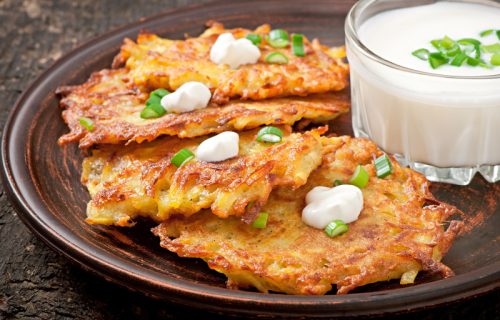 Hrskave palačinke od krompira koje se lako spremaju, mogu da se peku i u reni (RECEPT)