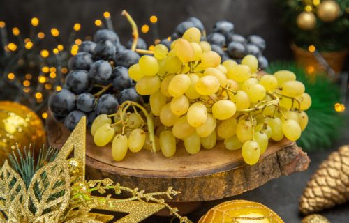 Španija: Nova godina uz 12 zrna grožđa, običaj "las doce uvas de la suerte" da se obezbedi sreća