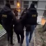 MUP objavio snimak hapšenja napadača sa Novog Beograda: Vidi se kako ga izvode iz zgrade (VIDEO)