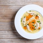 Pileća supa sa limunom: Antiupalna i lekovita, idealna za sezonu gripa (RECEPT+VIDEO)