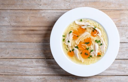 Pileća supa sa limunom: Antiupalna i lekovita, idealna za sezonu gripa (RECEPT+VIDEO)