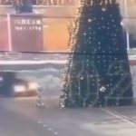 Ludovao "ladom" po trgu, pa skršio jelku: Mladića skupo koštala praznična zanimacija (VIDEO)