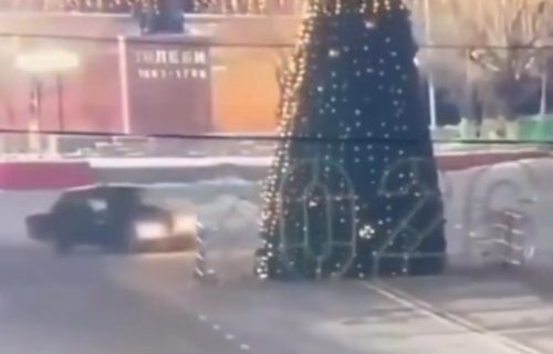 Ludovao "ladom" po trgu, pa skršio jelku: Mladića skupo koštala praznična zanimacija (VIDEO)