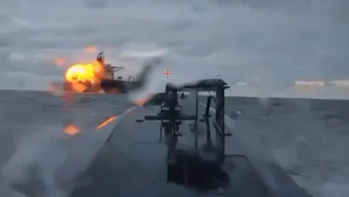 Ukrajina napala još jedan tanker: Objavili snimak udara dronovima i eksplozija na Crnom moru (VIDEO)