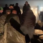 Haos na putu Tuzla–Sarajevo: Potporni zid se obrušio na kolovoz, ogroman odron čistili i vojnici