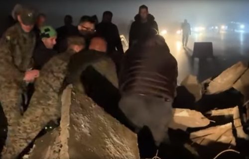 Haos na putu Tuzla–Sarajevo: Potporni zid se obrušio na kolovoz, ogroman odron čistili i vojnici