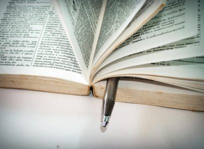 Nagrađivani pisac optužen da je pisao roman uz pomoć veštačke inteligencije: Bura u književnoj javnosti