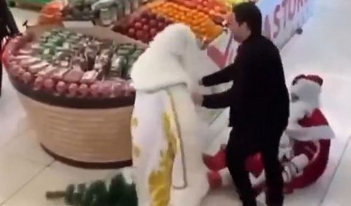 Praznični duh se širi mrežama: Dva Deda Mraza se potukla oko teritorije, ima "kolateralne štete" (VIDEO)
