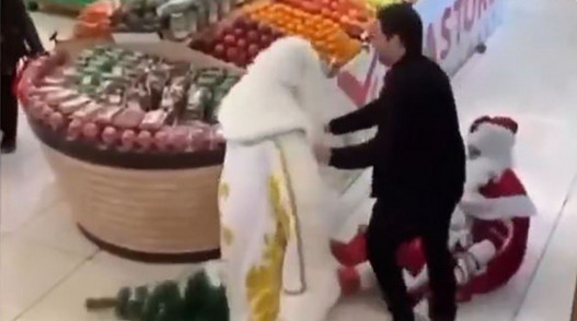 Praznični duh se širi mrežama: Dva Deda Mraza se potukla oko teritorije, ima “kolateralne štete” (VIDEO)